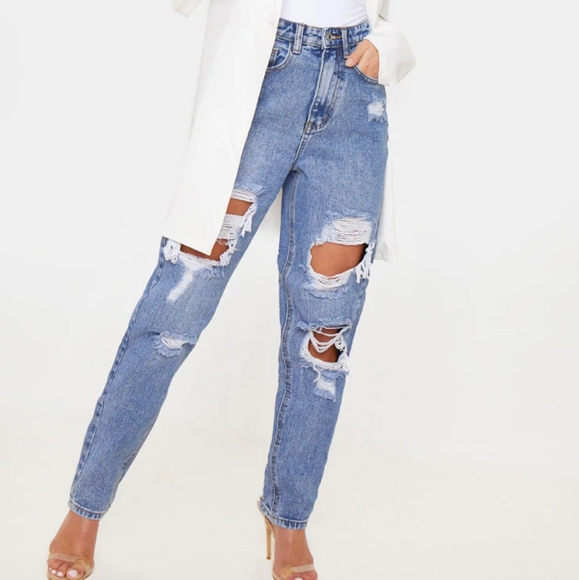 PrettyLittleThing Denim - PrettyLittleThing Mid Blue Distressed Mom Jeans
